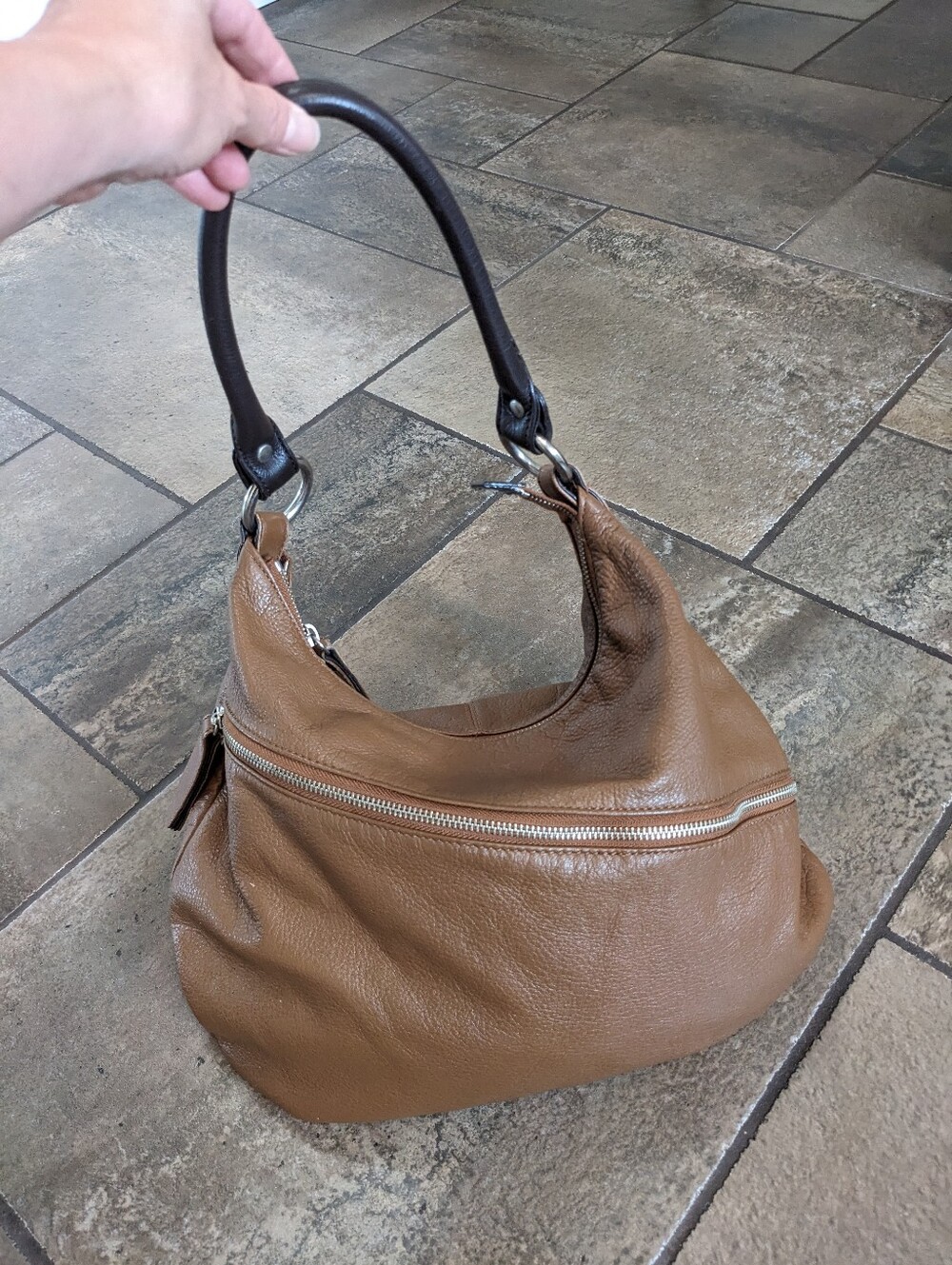 Danier Pebbled Leather Hobo Shoulder Bag Slouchy Chic Classic Two Tone Brown 🤎